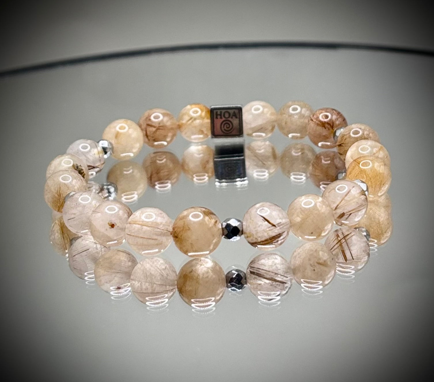 Гривна HOA „Рутилов кварц“ от естествени камъни, ръчно изработена. Висок клас рутилов кварц в светъл и изразителен стил.